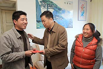 云南省國資委領(lǐng)導到集團慰問基層困難職工