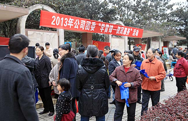 云天化股份開展2013年學雷鋒便民活動