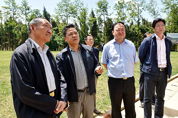 云南省政協主席羅正富到磷化集團參觀視察